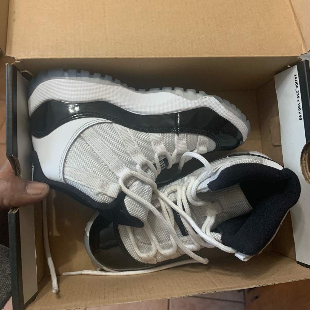 Jordan 11 Retros only worn twice. No flaws and still practically brand new - Picture 2 of 3